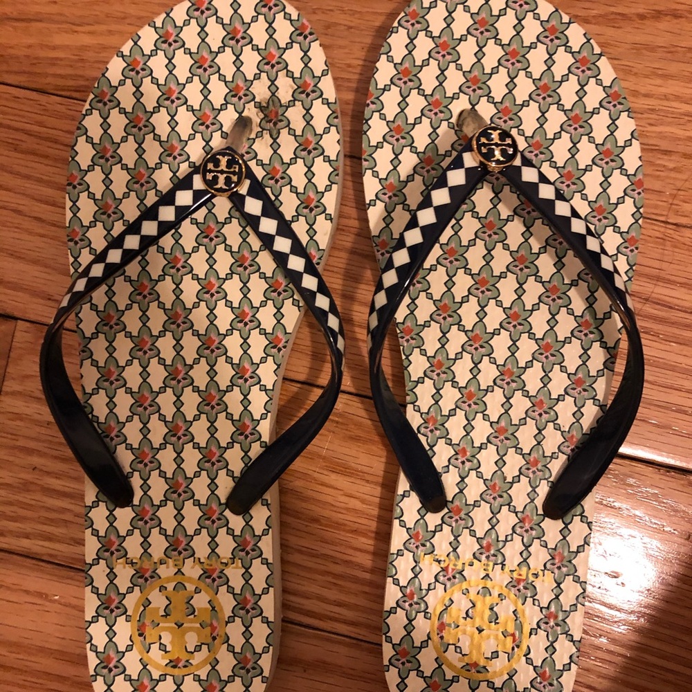 TORY BURCH PRINTED THIN FLIP FLOPS